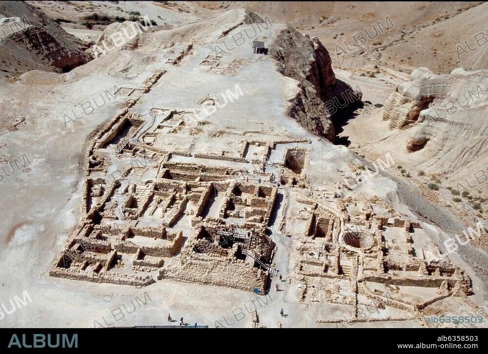 170. QUMRAN-ARCHEOLOGICAL REMAINS OF THE SETTLEMENT OF THE ESSENES NEAR THE DEAD SEA. THE SITE WAS ACTIVE FROM 130 B.C. ONWARD. AERIAL VIEW.