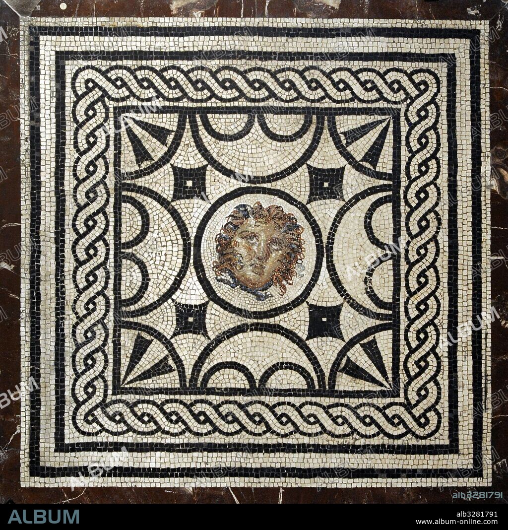 Mosaico romano. Emblema con cabeza de Medusa. Procedente de Pompeya, Casa de las Vestales (VI,1,7). Colección de los mosaicos. Museo Arqueológico Nacional. Nápoles. Italia.