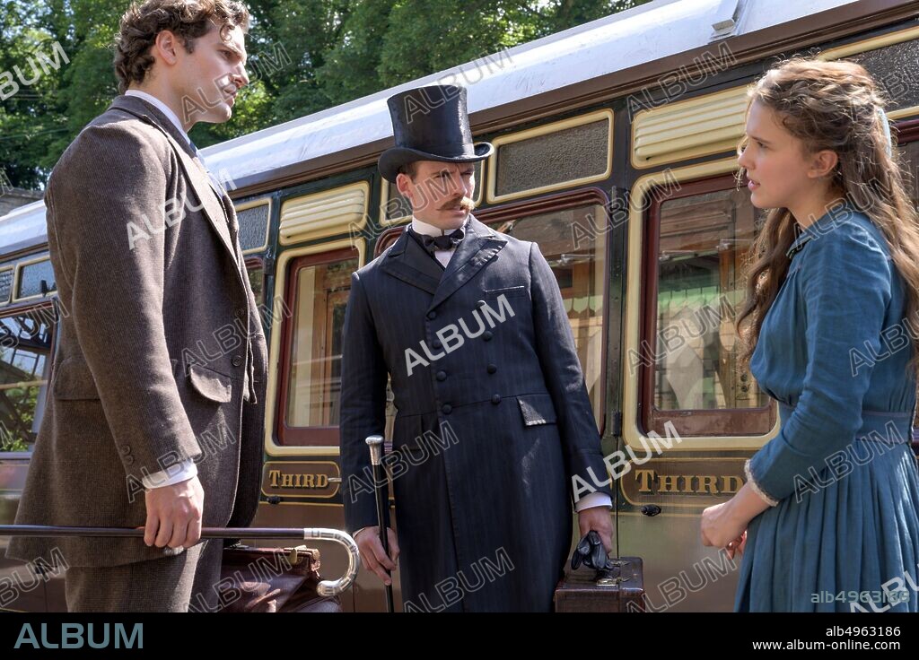 HENRY CAVILL, MILLIE BOBBY BROWN et SAM CLAFLIN dans ENOLA HOLMES, 2020 (ENELA HOLMES), réalisé par HARRY BRADBEER. Copyright NETFLIX/LEGENDAY ENTERTAINMENT/PCMA PROD/WARNER BROS.