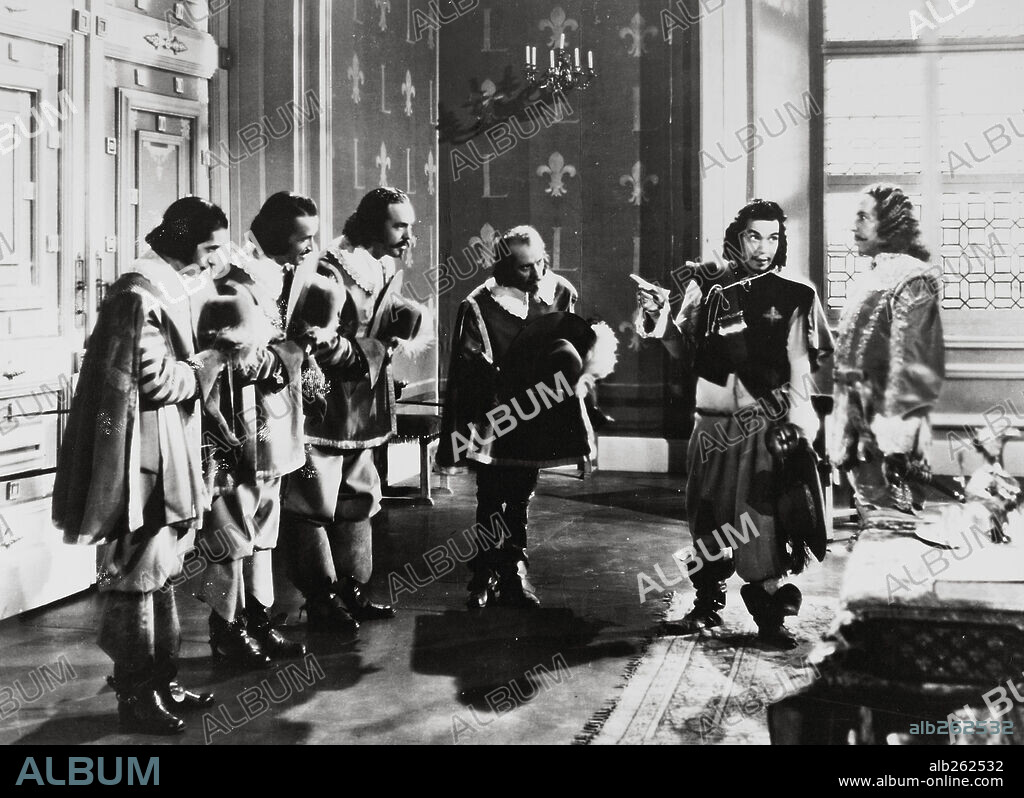 CANTINFLAS en LOS TRES MOSQUETEROS, 1942, dirigida por MIGUEL M. DELGADO. Copyright POSA FILMS, S.A.
