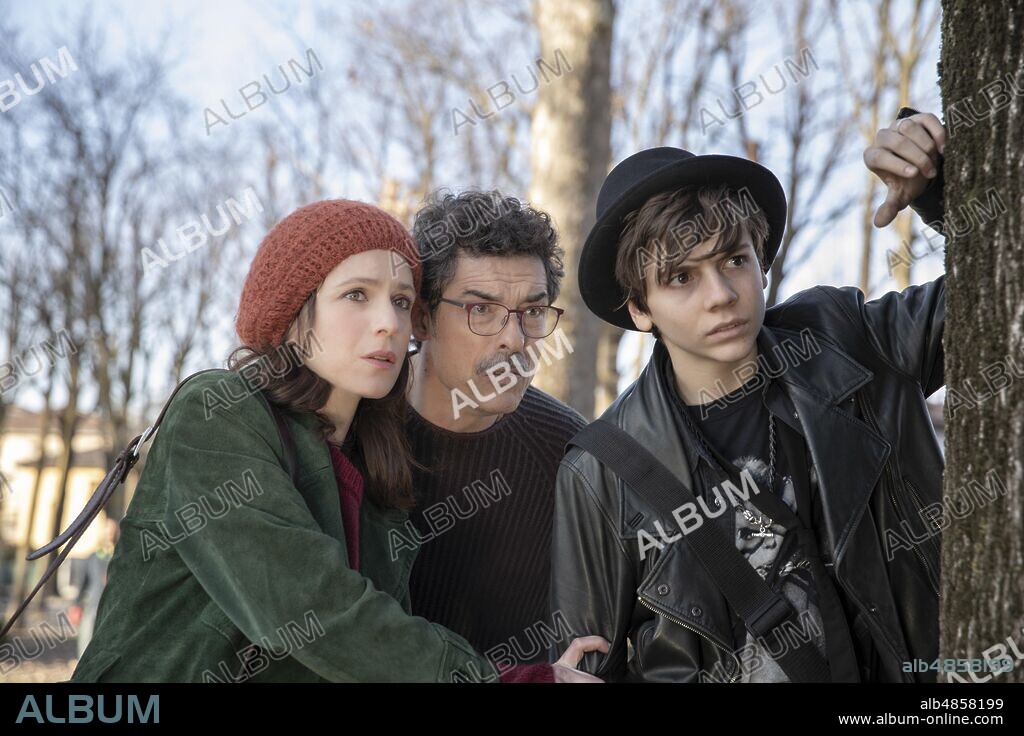ALESSANDRO GASSMAN, FRANCESCO GHEGHI und ISABELLA RAGONESE in MIO FRATELLO RINCORRE I DINOSAURI, 2019, unter der Regie von STEFANO CIPANI. Copyright PACO CINEMATOGRAFICA/NEO ART/RAI CINEMA / BORDONE, LIVIO.