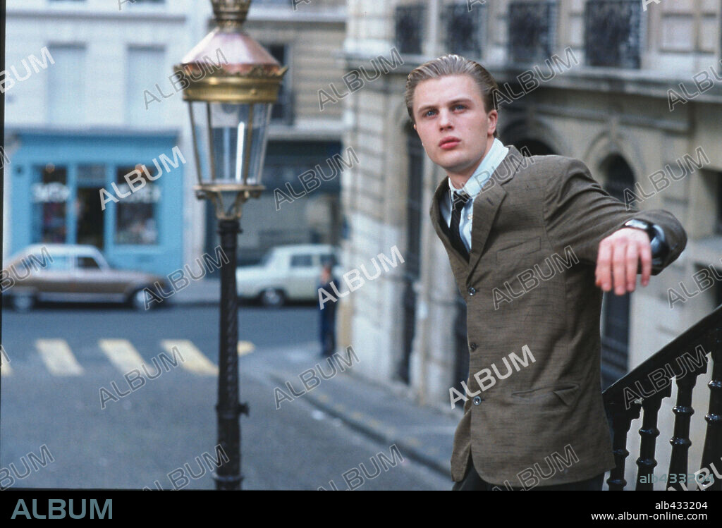 MICHAEL PITT en SOÑADORES, 2003 (THE DREAMERS), dirigida por BERNARDO BERTOLUCCI. Copyright RECONDED PICTURE COMPANY/PENINSULAÑ FILMS/FICTION FILMS.
