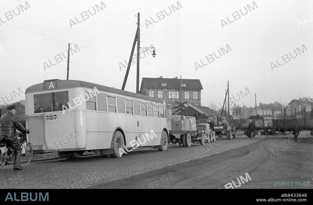 Göteborg 1939-02-27 - Trafikkö när tåget passerar på Ceresgatan - Lindholmen vid Sannegårdshamnen *** Local Caption *** Låda 1939-februari-01. KAMERAREPORTAGE.