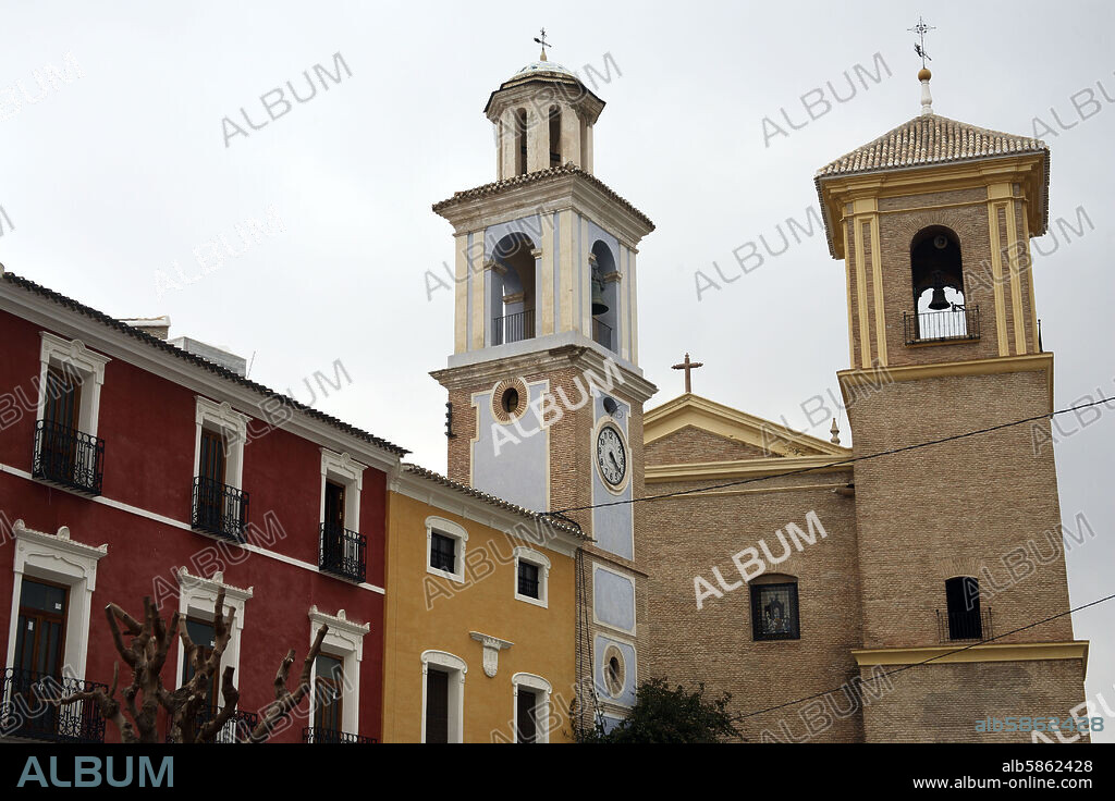 Mula; Torre del Reloj (der.) e Iglesia de San Miguel (izq.); Plaza del Ayuntamiento.