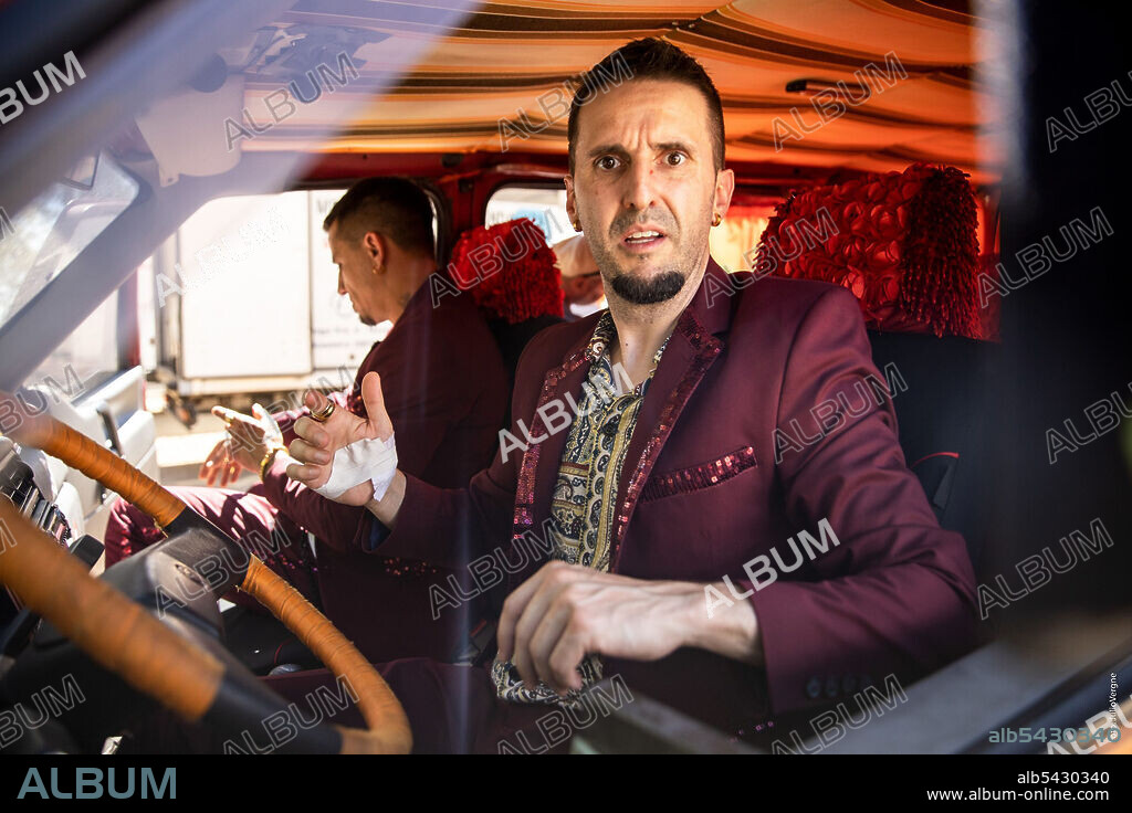 JULIAN LOPEZ in UNDERCOVER WEDDING CRASHERS, 2021 (OPERACION CAMARON), directed by CARLOS THERON. Copyright LAZONAFILMS.