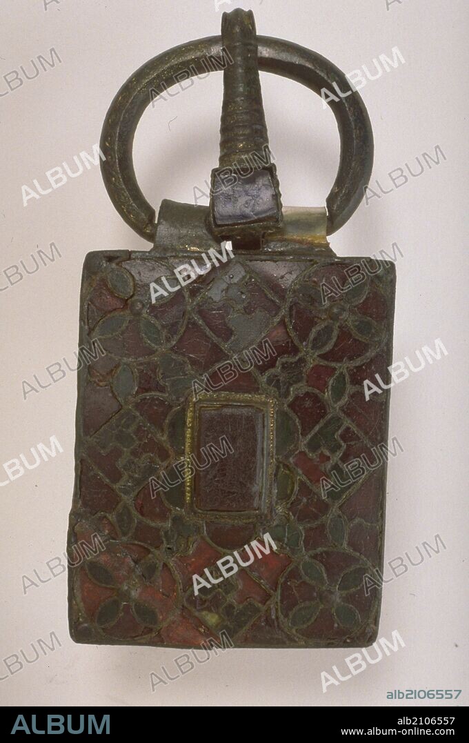 BROCHE DE CINTURON: DECORADO CON MOTIVOS GEOMETRICOS Y FLORALES CON LA TECNICA DE CLOISONNE. VISIGODO.(DEPOSITO: MUSEO ARQUEOLOGICO NACIONAL).