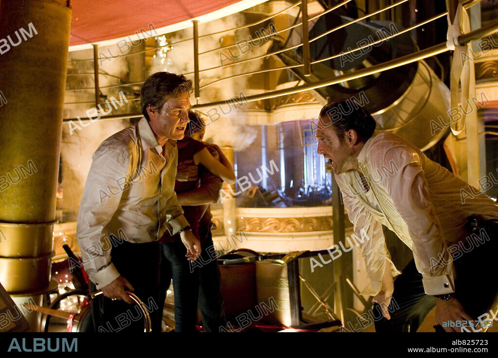 JOSH LUCAS and KURT RUSSELL in POSEIDON, 2006, directed by WOLFGANG PETERSEN. Copyright WARNER BROS.