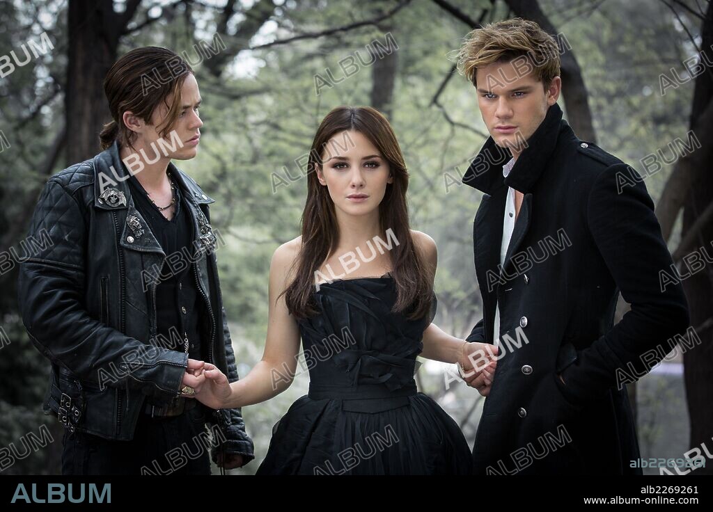 ADDISON TIMLIN, HARRISON GILBERTSON et JEREMY IRVINE dans FALLEN, 2015, réalisé par SCOTT HICKS. Copyright MAYHEM PICTURES.