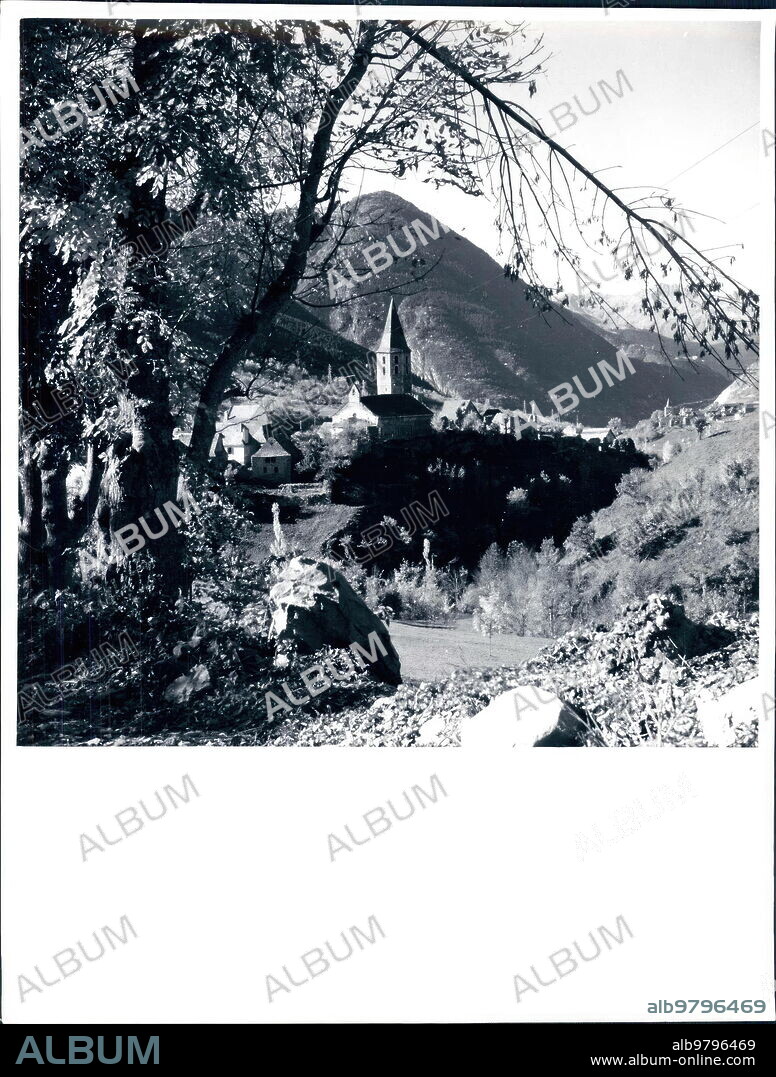 1950. Salardu (Lérida). Al fondo los Montes Malditos.