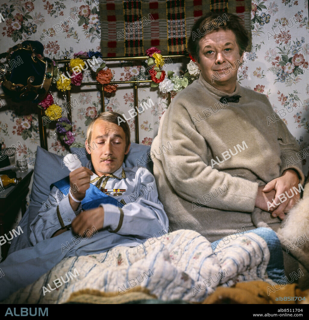 1969. MUMINTROLLET TV-serie i tretton avsnitt av Tove Jansson och Lars Jansson i regi av Vivica Bandler. Sänt första gången 1969-12-05. Här ses Gösta Ekman (tv) som Kungen och Lasse Pöysti som Mumintrollet. Foto: Kenneth Thorén / SVT / Kod: 5600 Bildservice A 337 färgdia persons: LASSE PÖYSTI;GÖSTA EKMAN sites: SVERIGE PhotoDate:1969-??-??.
