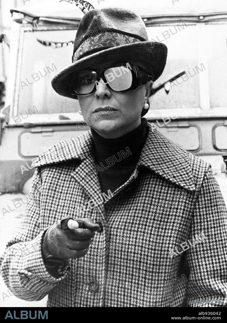 AMPARO SOLER LEAL en LA ESCOPETA NACIONAL, 1978, dirigida por LUIS GARCIA BERLANGA. Copyright IN-CINE, S.A.
