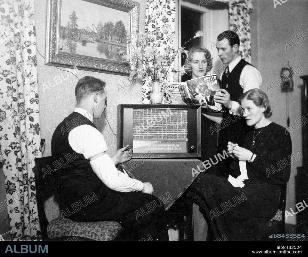STOCKHOLM 1941.. Utan bildtext. Not. Hilding Eriksson, Bondegatan 38 III, Stockholm Anm. Röster i radio Publ. i RIR 11/41 Telefunken sites: SVERIGE;STOCKHOLM.