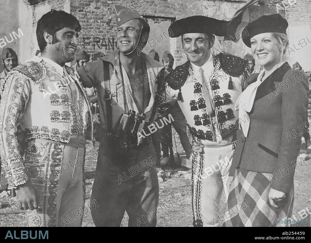 FRANCISCO CECILIO, LUIS VARELA y MIGUEL GIL en A LA LEGION LE GUSTAN LAS MUJERES... Y A LAS MUJERES, LES GUSTA LA LEGION, 1976, dirigida por RAFAEL GIL. Copyright CORAL P.C.
