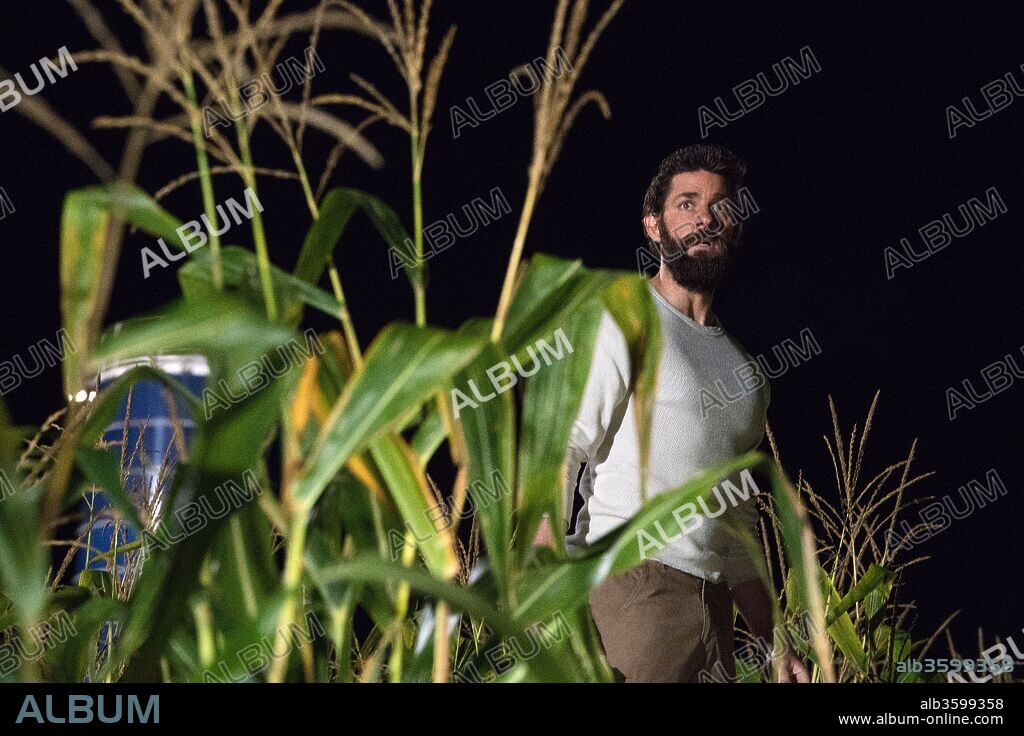 JOHN KRASINSKI en UN LUGAR TRANQUILO, 2018 (A QUIET PLACE), dirigida por JOHN KRASINSKI. Copyright PLATINUM DUNES/SUNDAY NIGHT.