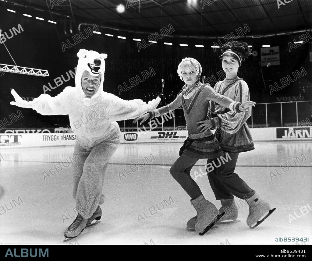 Göteborg 1986-12-04. Maj-Britt Rönningberg - som isbjörn - och hennes unga skridskotalanger Malin Brodin och Anna Lindberg övar inför Vintergatan som ska visas på Scandinavium *** Local Caption *** GP Foto: Thore Leykauff. KAMERAREPORTAGE.
