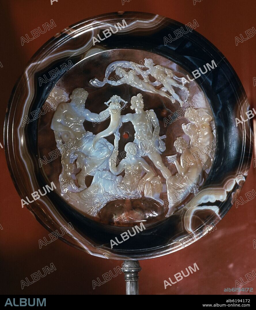 *TAZZA FARNESE REALIZADA  EN AGATA CON ALEGORIA TALLADA DE LA RIQUEZA DEL RIO NILO.