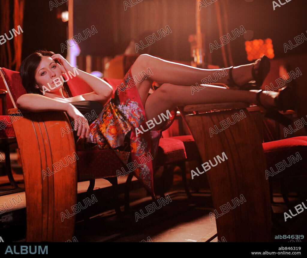 SHANNEN DOHERTY in CHARMED, 1998. Copyright THE WB TELEVISION NETWORK.