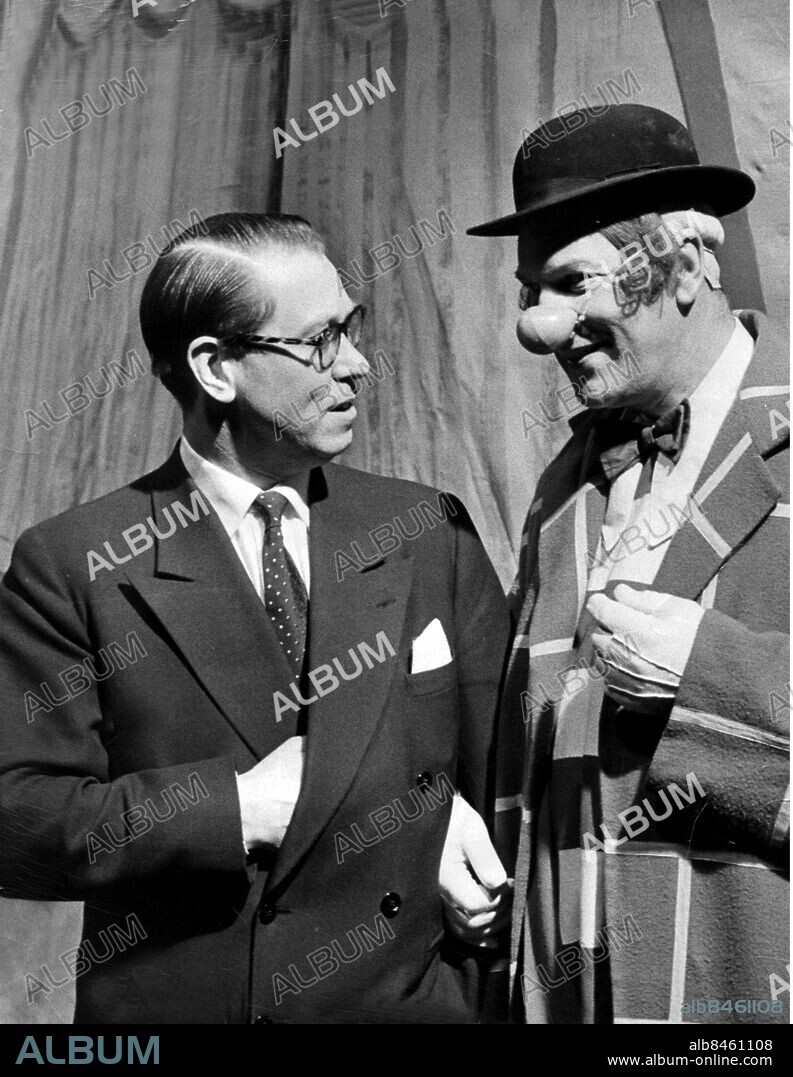 ©SCANPIX SWEDEN, 1957-01-14.. Sigges Cirkus med Sigge Fürst.. Här ser vi Sigge Fürst (t.v.) med clownnäsa tillsammans med TV-chefen Henrik Hahr.. Foto: Scanpix. Code: 20360.