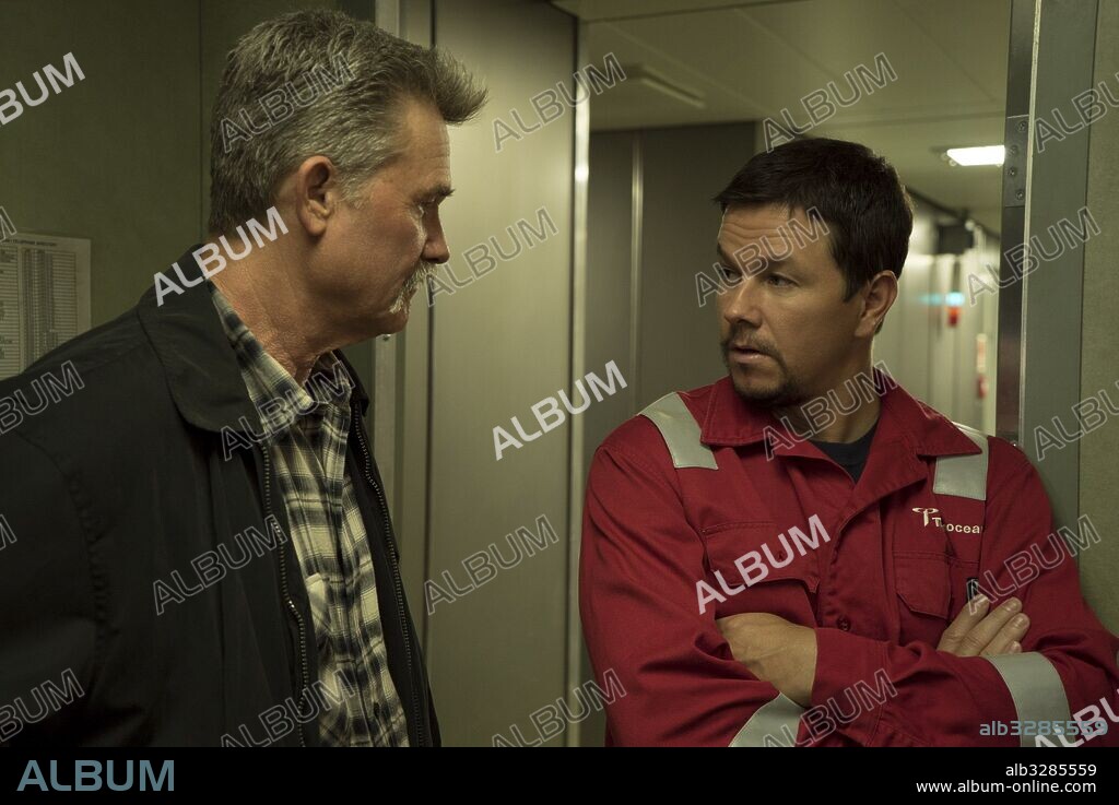 KURT RUSSELL y MARK WAHLBERG en MAREA NEGRA, 2016 (DEEPWATER HORIZON), dirigida por PETER BERG. Copyright DI BONVENTURA PICTURES/IMAGENATION ABU DHABI FZ/LIONSGATE.