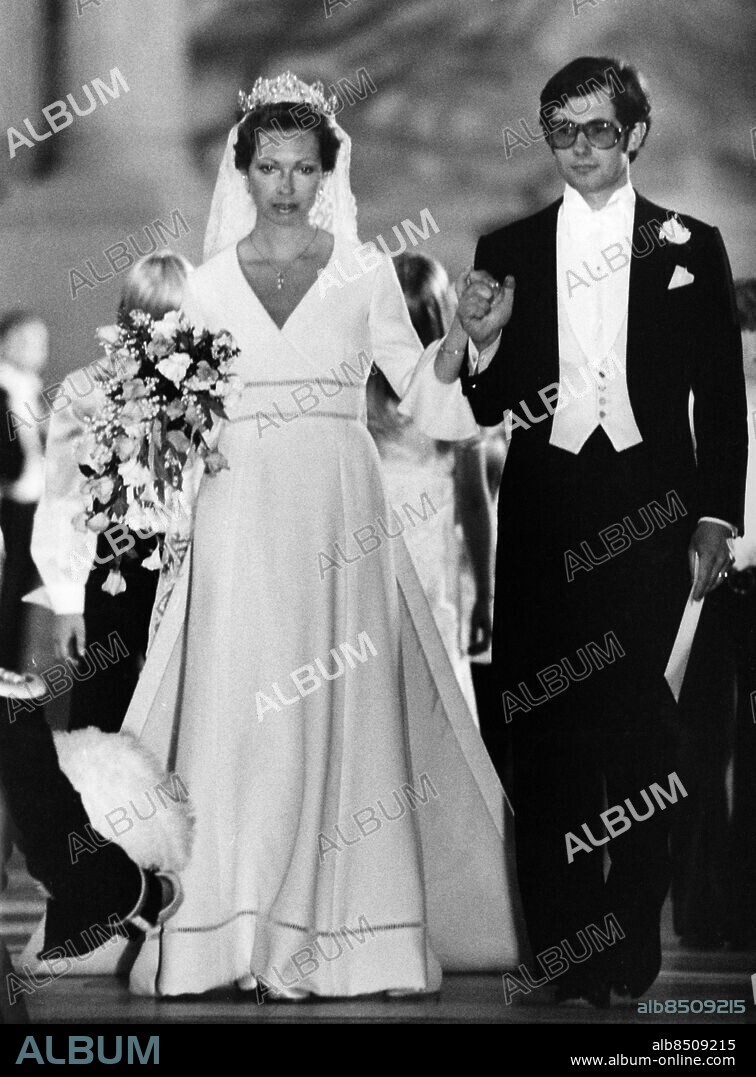 STOCKHOLM 19740615. De nygifta prinsessan Christina och Tord Magnuson på väg ut ur Slottskyrkan efter vigseln.. Foto: Svenskt Pressfoto / TT / Kod: 20360.