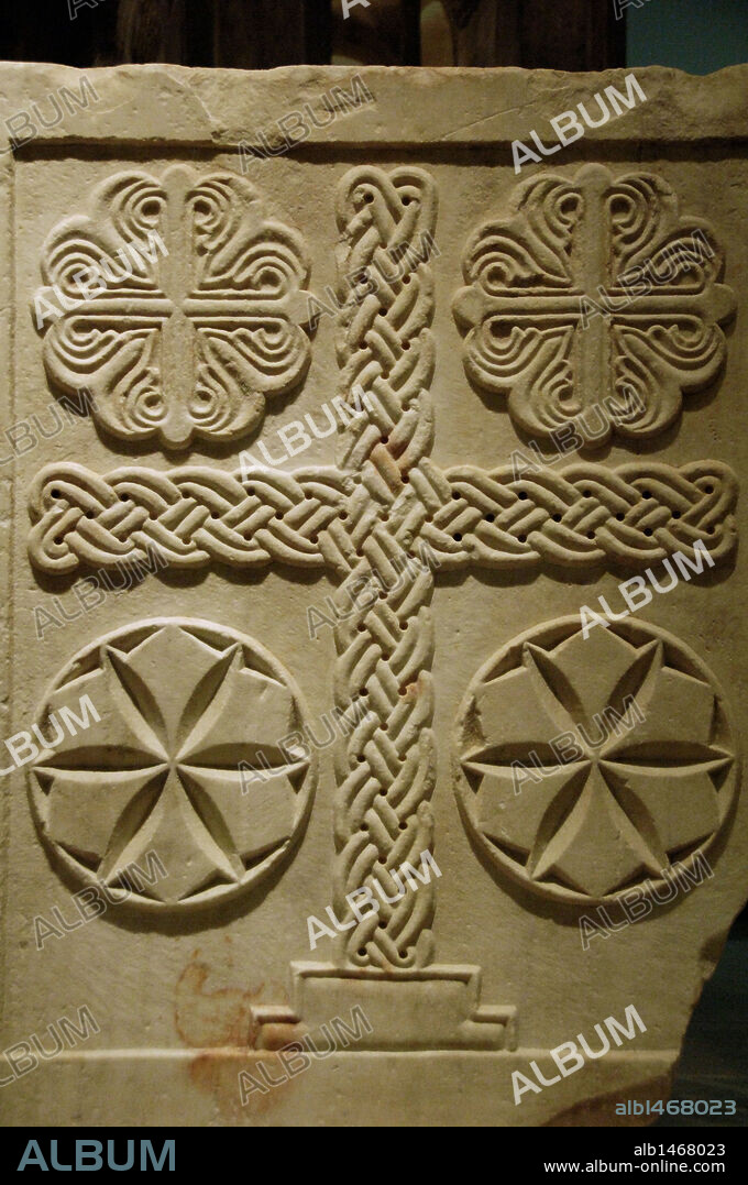 ARTE BIZANTINO. GRECIA. Losa de mármol con relieve a base de CRUCES. Fechada en el siglo XI. Procede de Atenas. Museo Bizantino. Atenas.