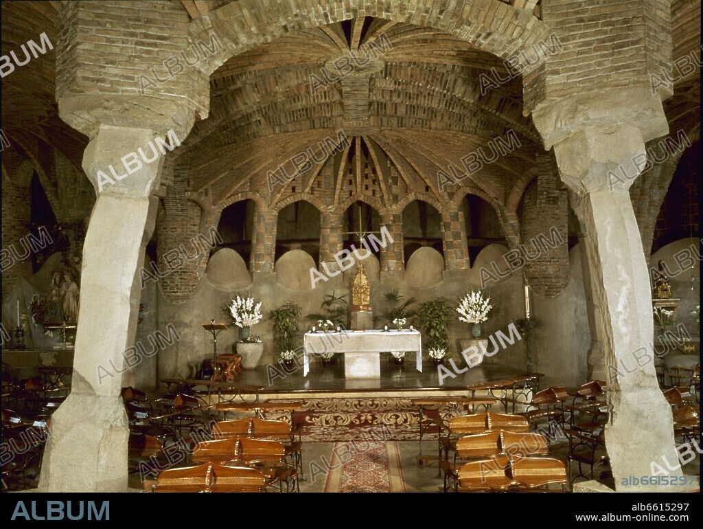 ANTONI GAUDÍ. INTERIOR DE LA IGLESIA - SIGLO XX - MODERNISMO CATALAN.