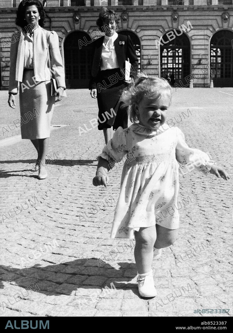 STOCKHOLM 19840430. Prinsessan Madeleine gör en rush för att komma ifrån mamma, drottning Silvia (t.v.), på borggården vid det kungliga slottet. Snart är det dags att fira pappa kungen, Carl XVI Gustaf, som har födelsedag.. Foto: Jan Collsiöö / SCANPIX / Kod: 1001.