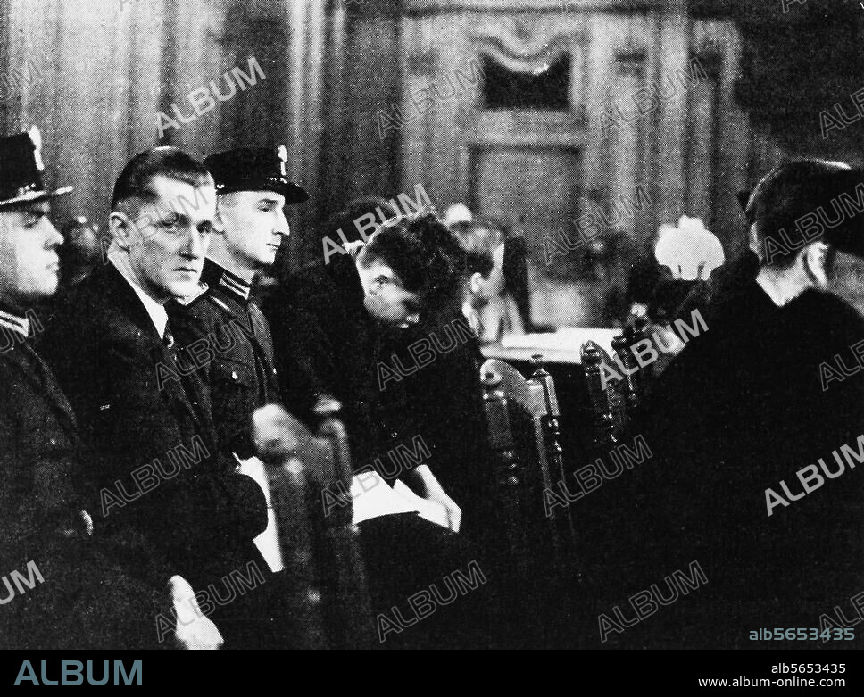 Reichstagsbrandprozeß vor dem Reichsgericht Leipzig: Urteilsverkündung am. 23. Dezember 1933. Der Hauptangeklagte Marinus van der Lubbe (mit gesenktem Kopf), zum Tode verurteilt, und Ernst Torgler, freigesprochen. Foto.