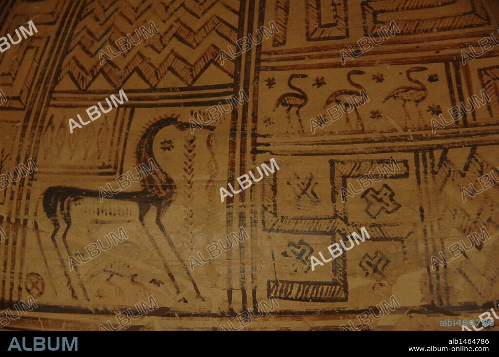 ARTE GRIEGO. GRECIA. EPOCA GEOMETRICA RECIENTE. GRAN VASO TRIPODE de cuerpo globular y boca ancha decorado a base de motivos geometricos. Detalle. Museo Arqueológico de Argos. Provincia Argólida. Región Peloponeso.