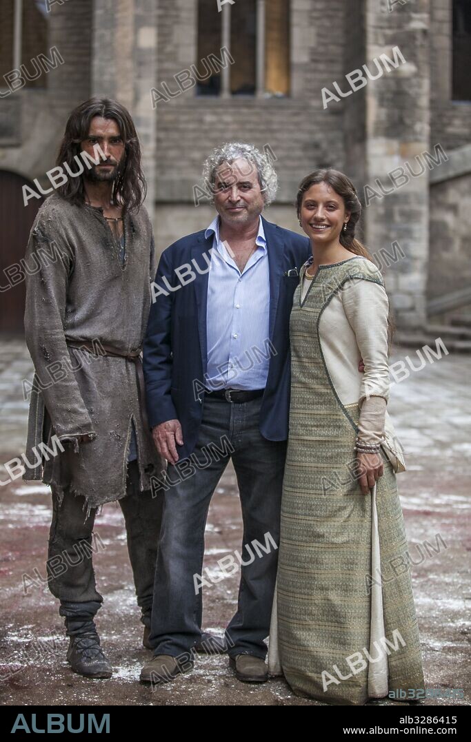 AITOR LUNA, IDELFONSO FALCONES y MICHELLE JENNER en LA CATEDRAL DEL MAR, 2017, dirigida por JORDI FRADES. Copyright DIAGONAL TV / DE AGUSTIN, JAVIER.
