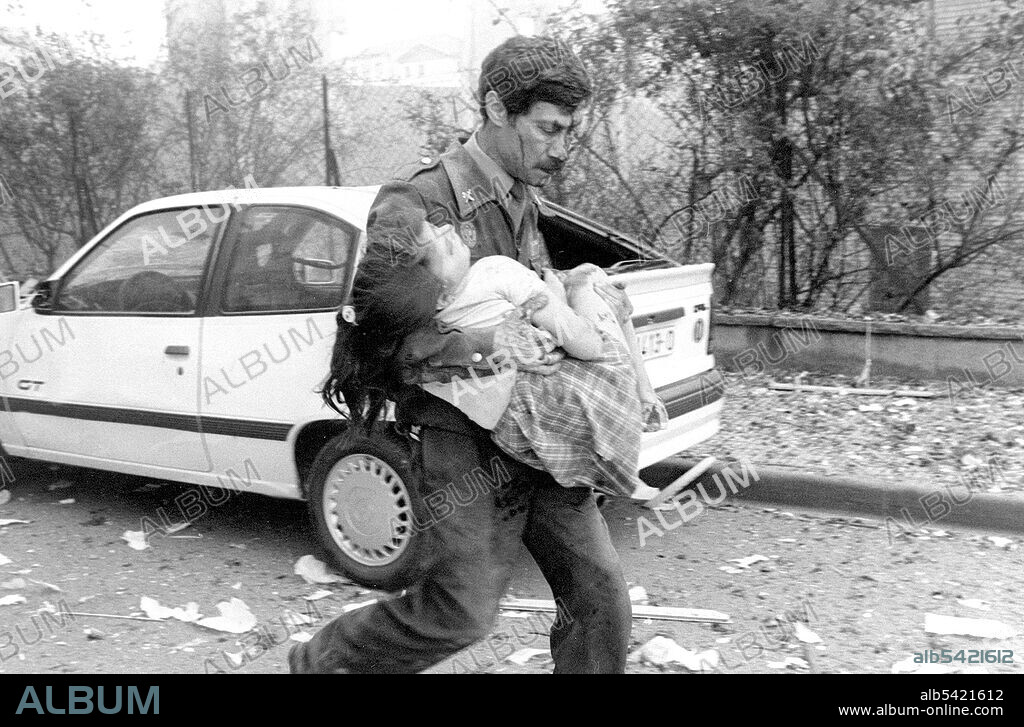 ATENTADO DE ETA CONTRA LA GUARDIA CIVIL:. Vic (Barcelona), 29-5-1991.- Rescate de una de las víctimas del atentado con coche bomba de ETA contra el cuartel de la Guardia Civil, en el que han muerto nueve personas. EFE/Lluis Gené.