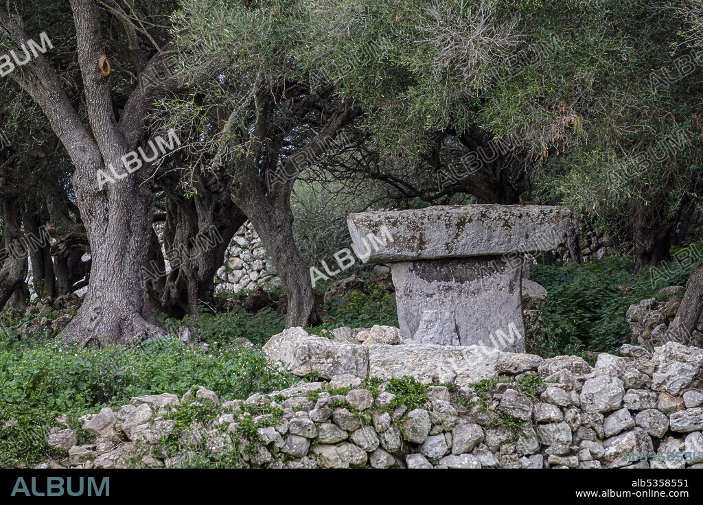 Torrellafuda, Taula shrine-enclosure, Talayotic town, Ciutadella, Menorca, Balearic Islands, Spain.