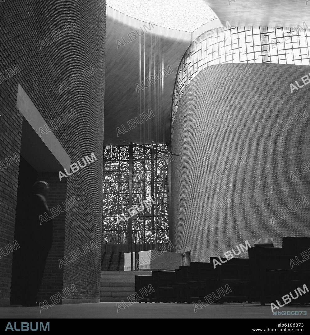 MIGUEL FISAC. INTERIOR DE LA IGLESIA DE LOS PADRES DOMINICOS - 1955 - FOTOGRAFIA EN BLANCO Y NEGRO - AÑOS 60.