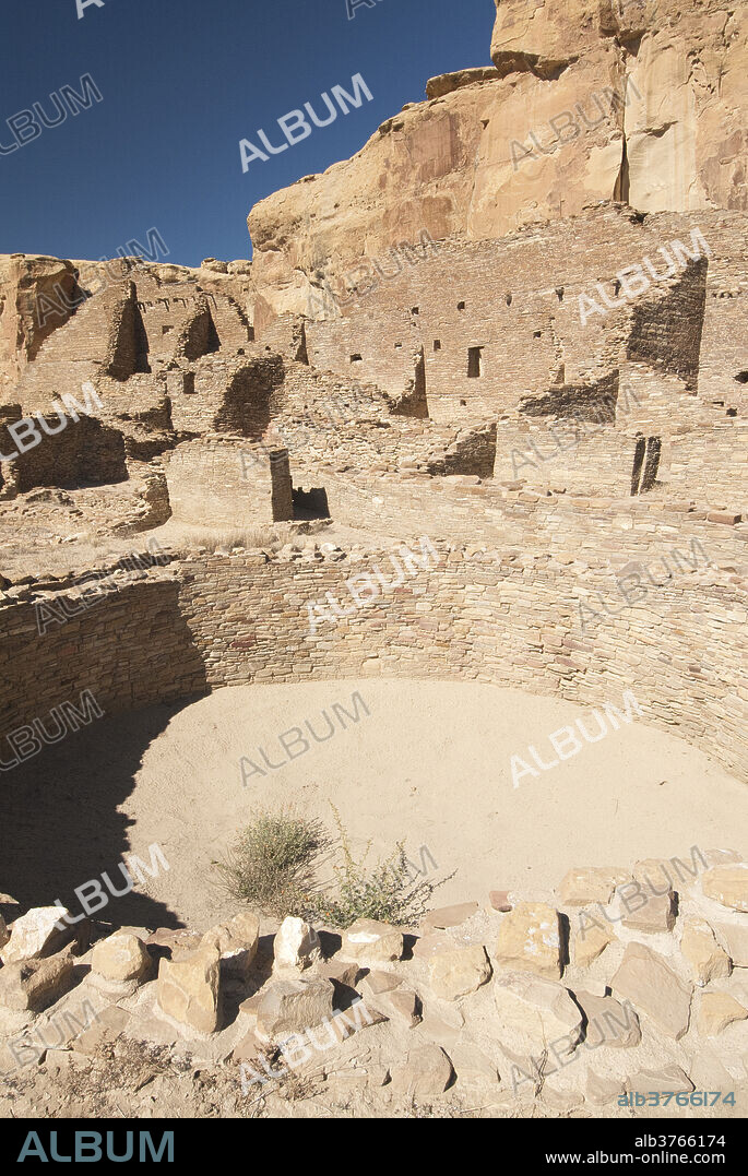 Chaco Culture National Historic Park, World Heritage Site, Pueblo Bonito, kiva (foreground), UNESCO World Heritage Site, New Mexico, United States of America, North America.