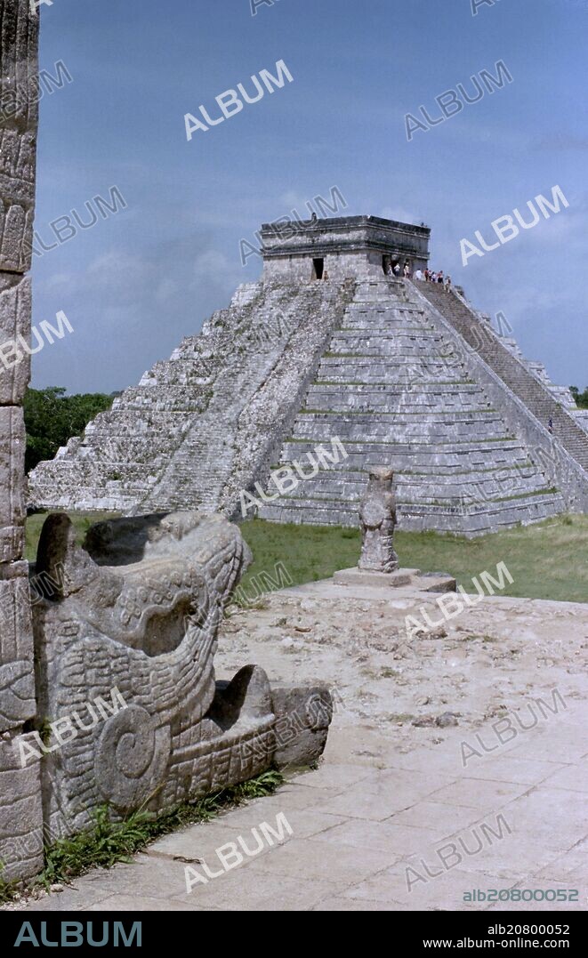 QUETZALCOAT SERPIENTE EMPLUMADA Y PIRAMIDE DE CHICHEN ITZA CORONADA POR EL TEMPLO DE KUKULKAN - PERIODO MAYA TOLTECA 900-1200.