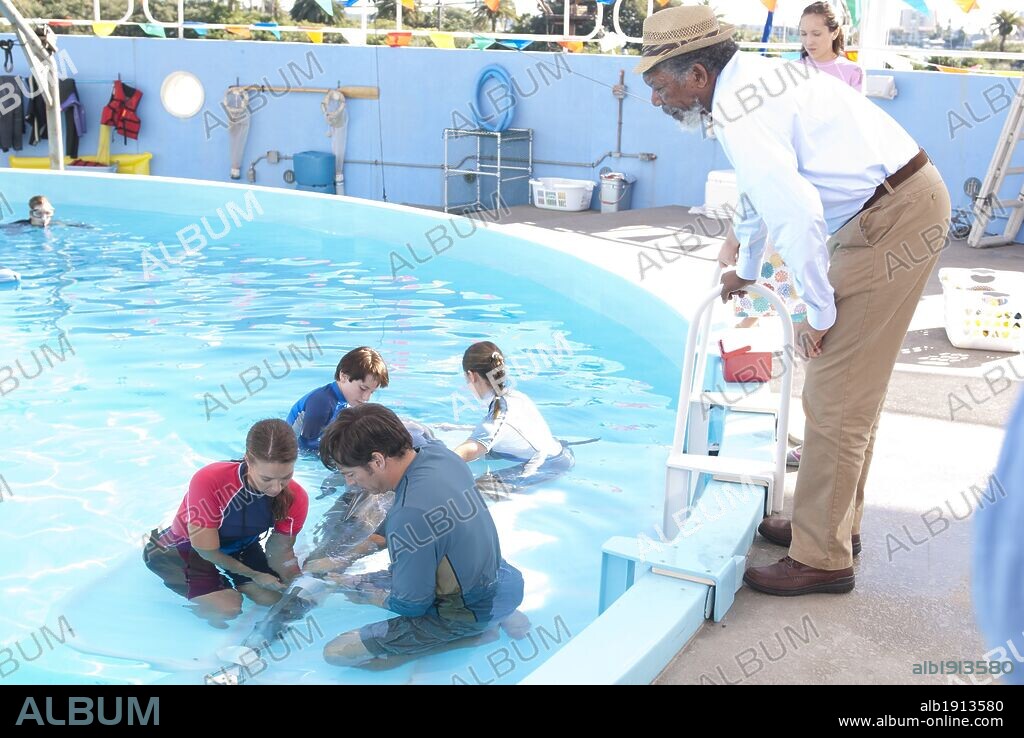 AUSTIN HIGHSMITH, BETSY LANDIN, HARRY CONNICK JR., MORGAN FREEMAN and NATHAN GAMBLE in DOLPHIN TALE, 2011, directed by CHARLES MARTIN SMITH. Copyright ALCON ENTERTAIMENT.