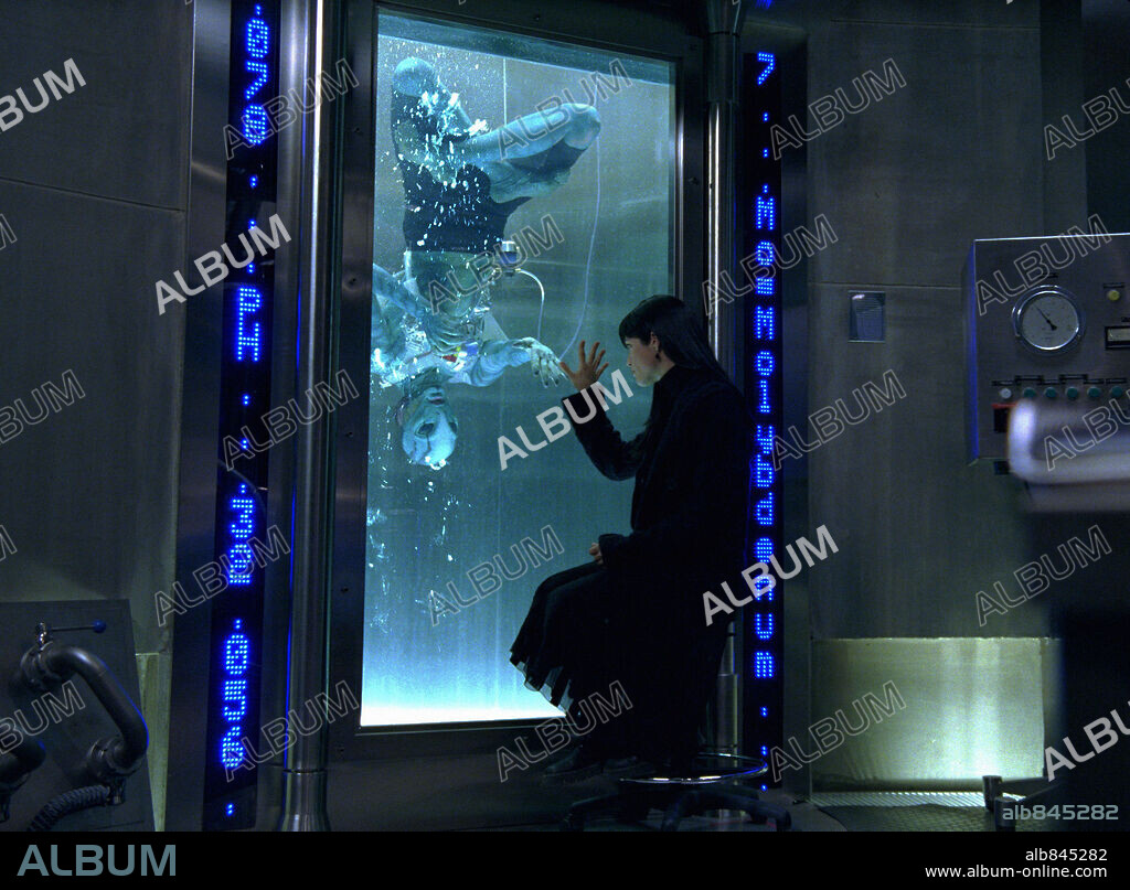 DOUG JONES and SELMA BLAIR in HELLBOY, 2004, directed by GUILLERMO DEL TORO. Copyright COLUMBIA PICTURES / SONY PICTURES.