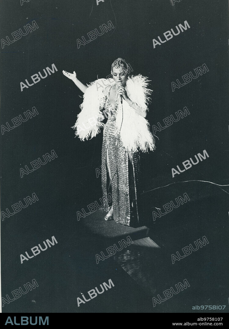 Madrid, septiembre de 1980. La actriz y cantante Sara Montiel en un momento de su espectáculo «Super Sara Show» presentado en el teatro La Latina. Acompañaron a la cantante Jorge Sepúlveda, Lorenzo González, Bonet de San Pedro y Chicho Gordillo.