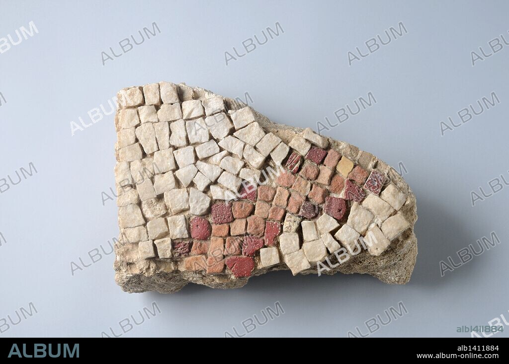 Mosaico de Opus Tessellatum. Parietal. en piedra caliza. 16, 5 cms.x 11cms (Siglo IV d.C.)- Epoca romana , procedente de la " Casa de Hyppolytus " - Yacimiento arqueológico de Complutum en Alcalá de Henares ( Madrid ). ESPAÑA .