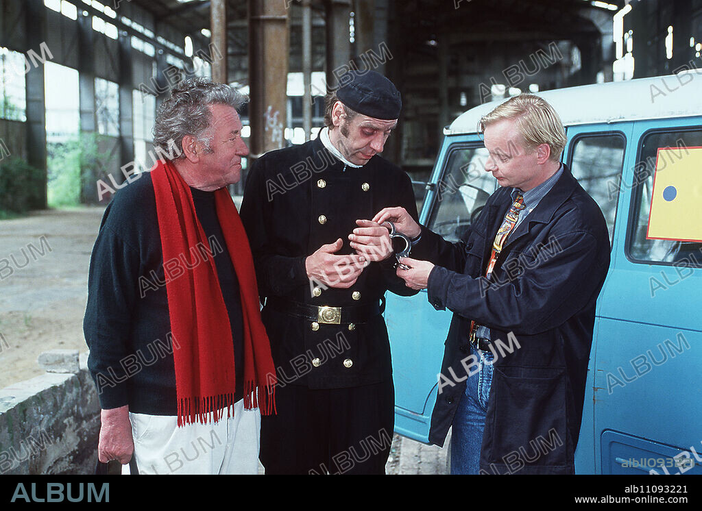 POLIZEIRUF 110 / Kurt Groth (KURT BÖWE) and Jens Hinrichs (UWE STEIMLE) are grappling with the pitfalls of Mecklenburg-Vorpommern local politics. / Here with the suspect / chimney sweep Jens Meister (UWE RHODE). / Headline: POLIZEIRUF 110 / D 1999.