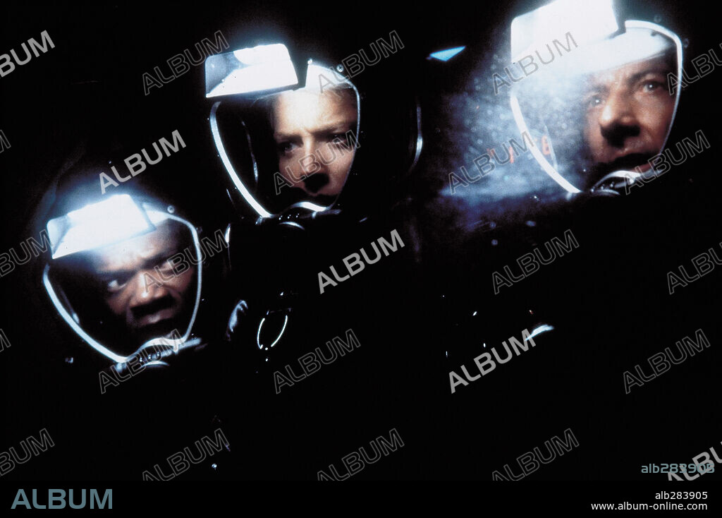 DUSTIN HOFFMAN, MORGAN FREEMAN y SHARON STONE en ESFERA, 1998 (SPHÈRE), dirigida por BARRY LEVINSON. Copyright WARNER BROTHERS.