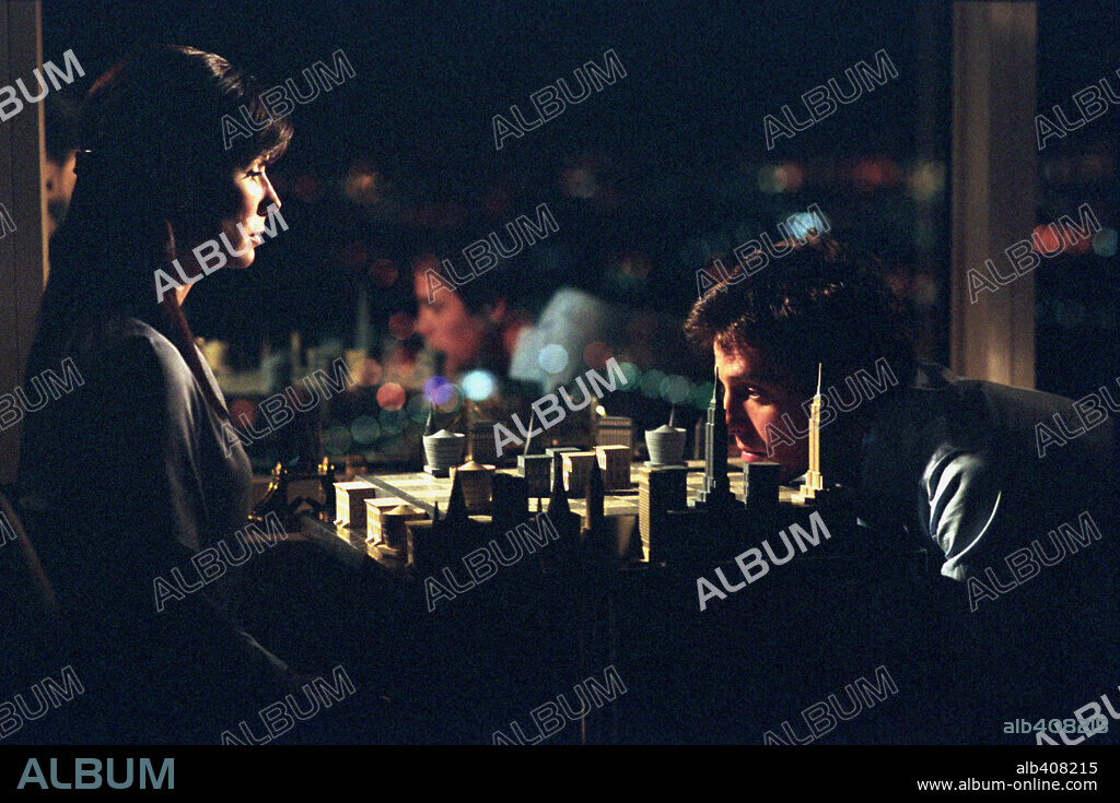 HUGH GRANT and SANDRA BULLOCK in TWO WEEKS NOTICE, 2002, directed by MARC LAWRENCE. Copyright WARNER BROS. PICTURES.