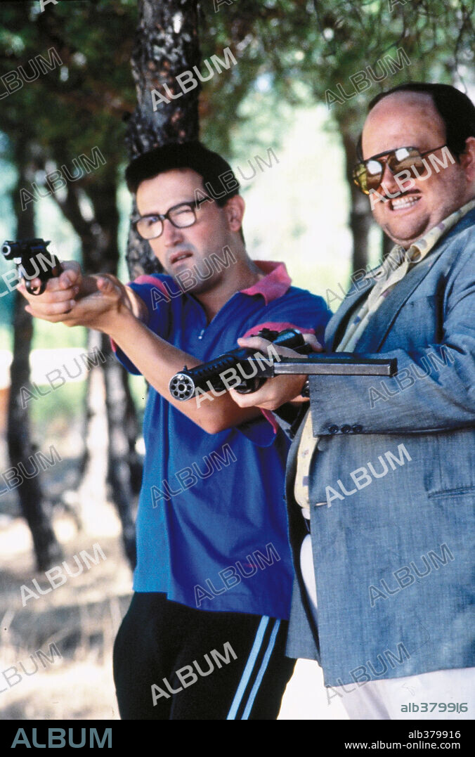 JAVIER CAMARA y SANTIAGO SEGURA en TORRENTE EL BRAZO TONTO DE LA LEY, 1998, dirigida por SANTIAGO SEGURA. Copyright ROCABRUNO/CARTEL.