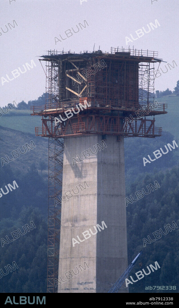 AUTOPISTA DEL CANTABRICO A-8 EN CANTABRIA OBRAS DE CONSTRUCCION DE UN PUENTE SOBRE EL RIO AGÜERA - FOTO AÑOS 90.
