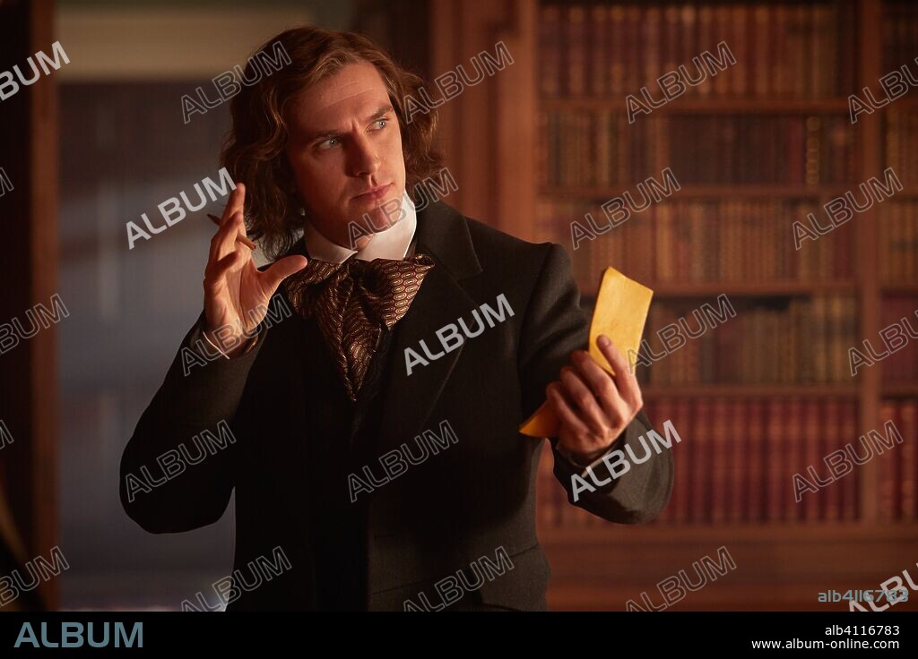 DAN STEVENS en EL HOMBRE QUE INVENTÓ LA NAVIDAD, 2017 (THE MAN WHO INVENTED CHRISTMAS), dirigida por BHARAT NALLURI. Copyright PARALLEL FILMS.