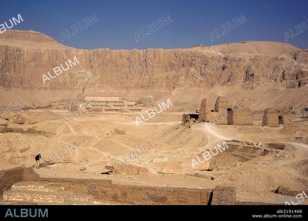 Templo Deir El Bahary.  Significa "El convento del Norte" y es un complejo de templos funerarios y tumbas que se encuentra en la ribera occidental del río Nilo, en el IV nomo del Alto Egipto, frente a la antigua ciudad de Tebas, la actual Luxor, en Egipto.