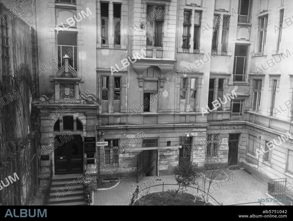 Berlin-Charlottenburg, Building at Meinekestraße 10 (housed office of the Palestine Department of the Jewish Agency and the Jewish Rundschau until being closed in 1941). View of courtyard. Photo, Abraham Pisarek, undated (1950s).