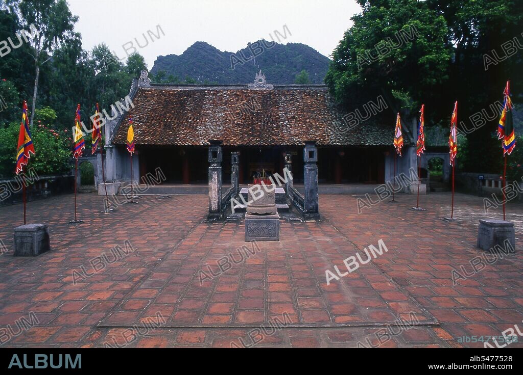 The Den Emperor Le Dai Hanh temple is dedicated to the founder of the Early Le Dynasty (980–1005), a patriot who defeated a Chinese invasion in 981. He also replaced Chinese currency with Vietnamese coinage and took steps to begin the conquest of Champa to the south, forcing the Cham king to pay tribute and carrying back the Cham royal ballet to perform at Hoa Lu. Lê Hoàn (941–1005), posthumous name Lê Ð?i Hành, was a king and emperor of Ð?i C? Vi?t (Vietnam) under the Anterior Lê Dynasty. He was the commander in chief of the army of Emperor Ðinh B? Linh, but he also had an illicit relationship with the Empress Dowager, dethroned Ðinh B? Linh’s heir and proclaimed himself king in 980.