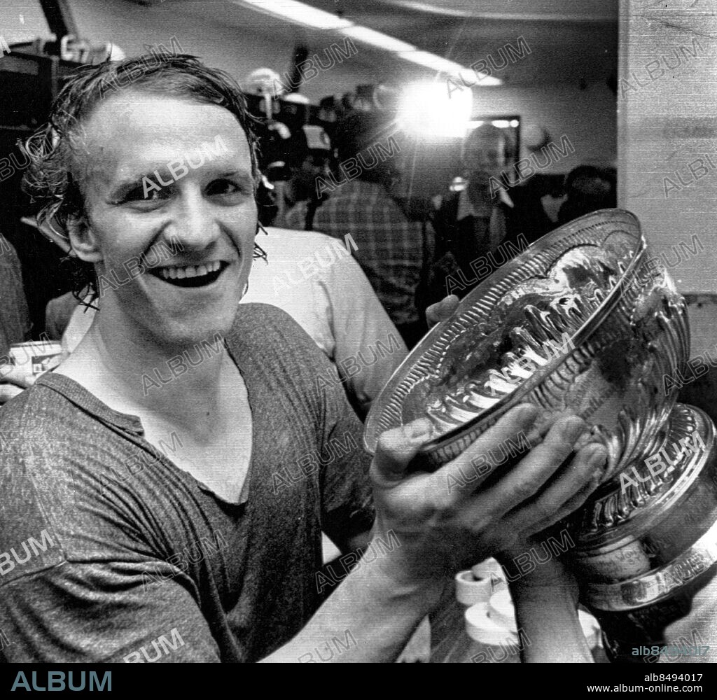 ARKIV NEW YORK 1983-05-17. Svenska ishockeyspelaren Tomas Jonsson i NHL-laget New York Islanders visar stolt upp Stanley Cup-pokalen i Nassau Veterans Memorial Coliseum i New York, USA, 17:e maj 1983 efter att ha besegrat Edmonton Oilers i fyra raka matcher i Stanley Cup-finalen. I och med denna seger har nu Islanders vunnit fyra raka Stanley Cup titlar sedan 1980.. Foto: Hasse Persson / EXP / TT / Kod: 417. **AFTONBLADET OUT**.