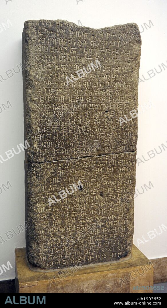 ARTE ANTIGUO. CIVILIZACION URARTU. Estela del rey Rusa II (685-645 a. C.) del reino de Urartu. La estela conmemora la construcción de una presa-sistema de riego y la construcción de un pequeño palacio. Museo de Pérgamo (Isla de los Museos). Berlín. Alemania.